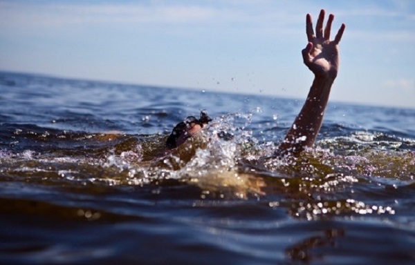 На пляже в Баку утонула женщина, ее дочь удалось спасти